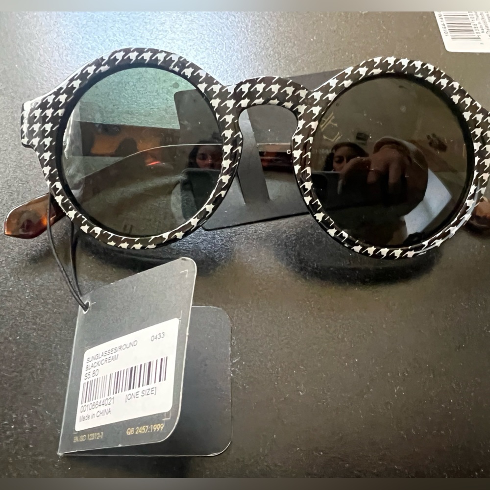 gingham and  tortoise sun glasses